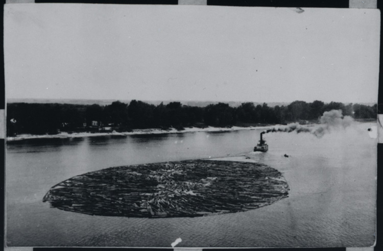 Reproduction d’une photographie d’un bateau remorquant du bois de la rivi&egrave;re Gatineau vers le moulin Edwards &agrave; Rocklang (Ontario), rivi&egrave;re Gatineau ou Outaouais, 1900.