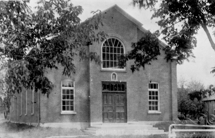 Reproduction d’une photographie de la salle paroissiale de Bourget (Ontario), 1930.