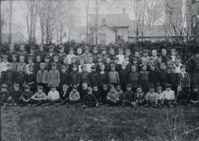 Reproduction d&middot;une photographie des &eacute;l&egrave;ves masculins du couvent des Soeurs grises de Rockland (Ontario), ca 1918.