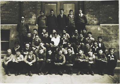 Reproduction d’une photographie de Laurier Carri&egrave;re et de ses &eacute;l&egrave;ves, Sudbury (Ontario), 1929 ou 1930.