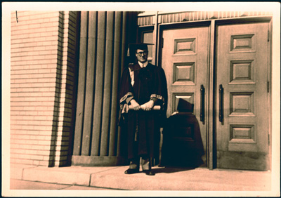 Reproduction d’une photographie de Laurier Carri&egrave;re lors de l’obtention de son doctorat de p&eacute;dagogie de l’Universit&eacute; de Montr&eacute;al, 1952.