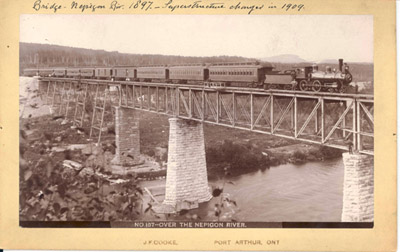 Reproduction d’une photographie d’un train du Canadien Pacifique sur le pont au-dessus de la rivi&egrave;re Nipigon, Port Arthur (Thunder Bay, Ontario), 1897.