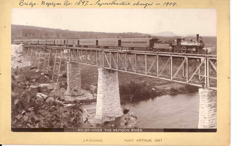 Reproduction d’une photographie d’un train du Canadien Pacifique sur le pont au-dessus de la rivi&egrave;re Nipigon, Port Arthur (Thunder Bay, Ontario), 1897.