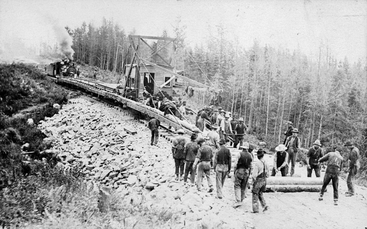 Reproduction d’une photographie de la construction du chemin de fer de la National Transcontinental Railway dans le Nord de l’Ontario, 1909.