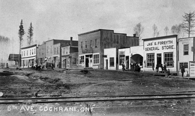 Reproduction d’une photographie de la voie de chemin de fer devant la sixi&egrave;me avenue &agrave; Cochrane (Ontario), ca 1910.