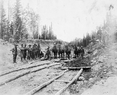 Reproduction d’une photographie de la construction du chemin de fer de la National Transcontinental Railway &agrave; l’ouest de la rivi&egrave;re Missanabie dans le Nord de l’Ontario, 1911.
